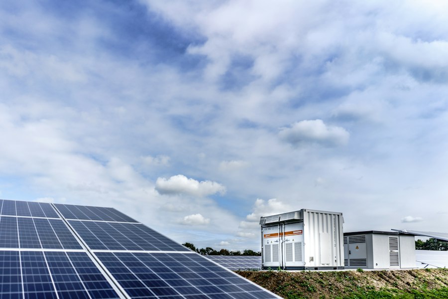 Sistema de almacenamiento energético junto a paneles solares